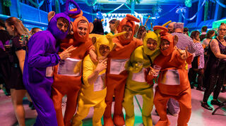 Wer kennt sie nicht, die Teletubbies? Beim Kostümwettbewerb schaffen es die Jungs allerdings nicht auf die Bühne.