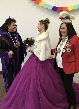 Alexandra Özkalay (v. l.) begrüßt Luxina Sabrina II. und Karin Thegler, die Vizepräsi-dentin der Luxe.