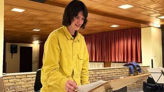 Für die Vorbereitungen des Fasnachtsumzugs unterbrechen Dirigent Leonhard Diehm (l.) und die Musiker die intensiven Probe-arbeiten an den beim Frühjahrskonzert anstehenden Werken.