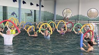 Zu fetziger Musik wird von der Wassergymnastikgruppe im Hallenbad kräftig gesportelt – während der tollen Tage passiert das natürlich in närrischer Verkleidung.