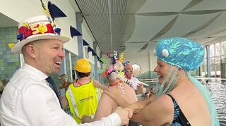 Zahlreiche Gratulationen nimmt Bürgermeister und „Owwabademeeschda“ Timo Wangler zum Geburtstag entgegen.