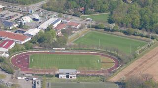Der SV 98 Schwetzingen spielt und trainiert im städtischen Stadion an der Ketscher Landstraße (l. unten).