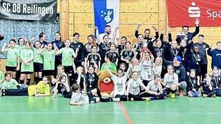 Alle 697 Spieler, die am Hallenturnier des SC08 Reilingen für Bambini, E- und F-Jugend teilnahmen, hätten wohl nicht auf ein Bild gepasst. Die Sieger präsentierten sich nach der Pokalübergabe aber gerne.