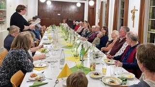Obfrau Elisabeth Klett (l.) nutzt die Winterfeier des evangelischen Kirchenchores im kleinen Saal des Gemeindehauses für einen Rück- und Ausblick und kündigt viele Festideen und Termine an.