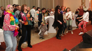 <p>Alex Auers Lava zur Faschingsparty im Schlossrestaurant „Theodors“. Ausgelassene Stimmung beim Publikum. <br></p>