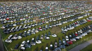 Bild der Vergangenheit: So sah der Parkplatz P 2 am 18. Januar 2023 aus. Die Zwischenlagerung von E-Autos hat der Ring GmbH 900 000 Euro eingebracht.