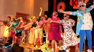„Ab in den Urlaub“: Der ausgelassene Tanz des Elferrats kommt gut an bei den Besuchern der Frauenfasnacht.