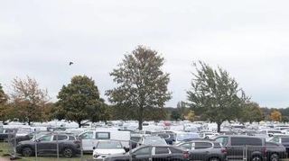 So hat der Parkplatz P 2 beim Ring noch im Oktober ausgesehen.