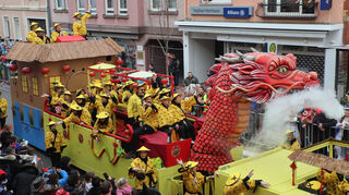 Vorsicht, der Drache schluckt alles: Der Motivwagen des FCC Fides Carneval-Club e.V.