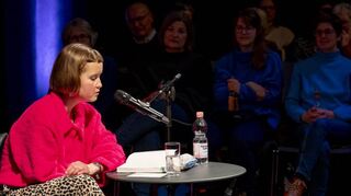 Autorin Caroline Wahl liest aus ihrem Buch „22 Bahnen“.
