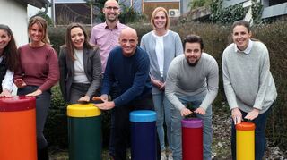 Kindergartenleiterin Tanja Tischmeyer (v. l.) und ihre Stellvertreterin Sabrina Frey, die SPD-Bundestagsabgeordnete Jasmina Hostert, Elternbeirat Christian Dehoust und Landtagsvize-präsident Daniel Born, Elternbeirätin Carina Taskin, Jerome Peters (Praktikant bei Born) sowie Stadträtin an den Percussions im Außenbereich des Kindergartens.