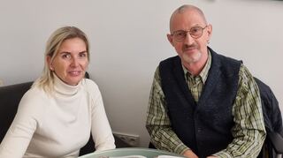 Autor Manfred Bender erklärt Redaktionsleiterin Katja Bauroth den Hintergrund zu seinem Buch über das Schloss und den Schlossgarten Schwetzingen.