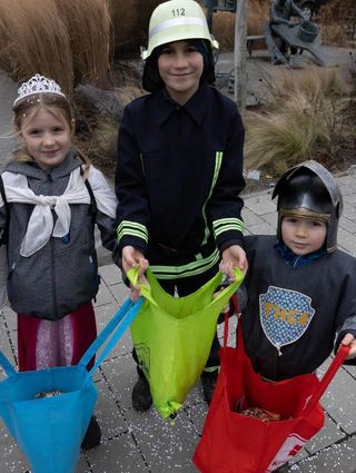 Frieda, Paul und Theo zeigen stolz ihre Ausbeute. Sie sind für den Ketscher Umzug aus dem fernen Schwäbisch Hall angereist.