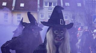 Mit schaurigen Masken und jeder Menge lila Rauch machen die Schwarzhexen aus Albstadt die Straßen der Enderlegemeinde unsicher.