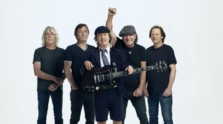 AC/DC in der Besetzung von 2020. Am 13. Juli in Hockenheim werden (von rechts) Rhythmusgitarrist Stevie Young, Sänger Brian Johnson und Gitarrenlegende Angus Young zu hören sein. Bassist Cliff Williams (links) und Drummer Phil Rudd werden ersetzt.
