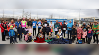 Die Lieblichkeiten haben es nicht leicht, unter den bunt verkleideten Sportlern die ideenreichsten Kostüme beim Fasnachtslauf auszuwählen. Bild: Konzeczny