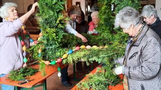 Ein absoluter Höhepunkt im Huko-Jahr: Yvonne Wierer (v. l.), Dorothee Müller, Judith Grigo, Irmingard Leonhardt, Uschi Friedrich und Marita Mikli binden die Osterkrone.