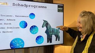 Petra Disch gibt beim Online-Stammtisch für Senioren im Betreuten Wohnen Schütte-Lanz-Park nicht nur einen Überblick über die Entwicklung der Computertechnik, sondern weist auch auf Gefahrenquellen hin.