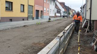 Mit dem Ausbau des westlichen Gehweges ist es nicht mehr allzu weit, bis auch die Asphaltschichten im Fahrbahnbereich eingebaut werden können.