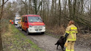 Der Labrador hat den Sprung in den Altrhein ohne Probleme verkraftet – sein Frauchen wird vorsichtshalber ins Krankenhaus gebracht.