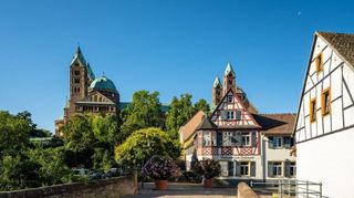 Blick über die Sonnenbrücke in der Speyerer Altstadt in Richtung Dom – eine der schönsten Stellen in der Stadt.