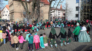 Beim gemeinsamen Tanz mit den Oftersheimer Hexen kommt vor allem auch bei den Kindern schnell gute Laune auf. Dank der passenden Musik haben auch die Erwachsenen ihren Spaß.