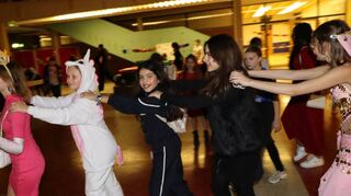 Prinzessinnen, Einhörnern und Polizistinnen: Die Schüler der Theodor-Heuss-Realschule haben Spaß an der Polonaise.