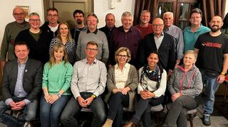 Helmut Spieß (hinten v. l.), Dr. Stefan Zipf, Dr. Tobias Ober, Daniel Münkel, Jochen Kühnle, Fritz Mergenthaler, Kai Schemenauer und Marco Ding, Susanne Balzer (Mitte, v. l.), Kerstin Schnabel, Dr. Holger Kempf, Frank Weiß und Mike Seidling sowie Christian Zimmermann (vorne v. l.), Simone Dietz, Dr. Markus Lauff, Beate Knapp, Eva Maria Machner und Silke Seidemann kandidieren für die Freien Wähler für den Oftersheimer Gemeinderat.