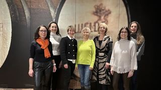Präsidentin Andrea Baisch (vorne links) übergibt gemeinsam mit den Damen vom Arbeitskreis Weihnachtsmarkt des Lions Clubs Churpfalz – Simone Schuh-Sommer (v. l.), Klaudia Gaub, Kerstin Kunze, Brixi Möller Piper und Elke Shenoy – den Spendenscheck in Höhe von 3500 Euro an Monika Theilig von der Nachbarschaftshilfe.