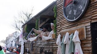 Die hölzerne Partytherme des Kurpfäzischen Reit- und Pferdesportvereins sorgt für durchweg heiße Stimmung auf dem Zugweg.