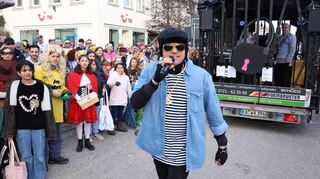 Tolle Gruppe, die Livemusik auf ihrem Wagen spielt und einen Elvis-Nachahmer singen lässt: „de Knackies“ von Jailhouse Rock.