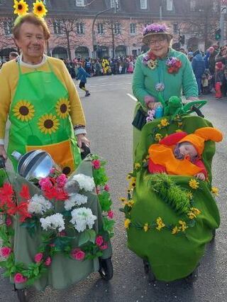Der Sängerbund dürfte die älteste Teilnehmerin und den jüngsten Teilnehmer gestellt haben: Ilse Fackel-Kretz (91 Jahre, l.) und Joshua, 15 Monate. Er wurde von der stolzen Omi Sabine Rebmann im Wagen geschoben.