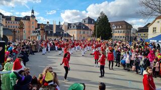 SFZ Big Band Waibstadt führt den Fasnachtszug in Schwetzingen an.