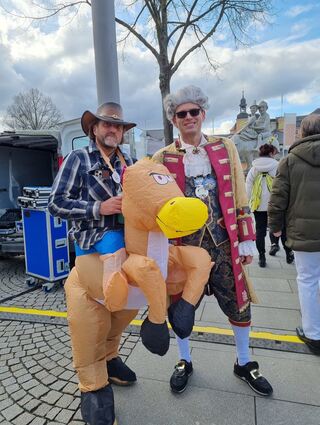 Bodo Erken und Oliver Engert vom Stadtmarketing sind gerüstet für die Fasnacht in Schwetzingen. Die Kostüme jedenfalls sind klasse!