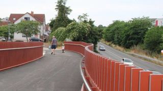 Hier die neue Brücke über die B 39 – unten soll der Spielplatz entstehen, der die Gestaltungselemente aufnimmt.