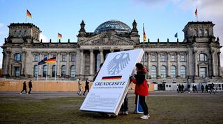 Aktivisten stellen einen Aufsteller mit dem Aufdruck „Grundgesetz“ vor dem Reichstag auf. Dieses Jahr feiert die freiheitliche Verfassung der Bundesrepublik Deutschland ihren 75. Geburtstag.