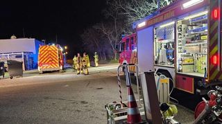 Mit einem großen Aufgebot rückt die Freiwillige Feuerwehr beim Brand in der alten Tankstelle bei der Mannheimer Landstraße an, weil bei der Alarmierung das Ausmaß des Feuers unklar war.