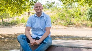 Bereits in seinem Wahlkampf 2022 betont Bürgermeister Pascal Seidel auf dem Roll-schuhplatz, sich als Verwaltungschef für die Jugend einsetzen zu wollen. Jetzt soll eben dieses Areal aufgewertet werden.