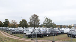 Hier stehen die E-Autos noch auf dem Parkplatz P2 in Hockenheim, inzwischen sind sie jedoch abtransportiert.