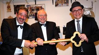 Präsident Norman Gref (v. l.) und Vorsitzender Klaus-Peter Münch halten nicht lange dagegen, dann hat OB Dr. René Pöltl den Rathausschlüssel zurück.