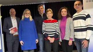 Das Spendengeld aus dem Sponsorenlauf ist ein Grund zur Freude bei Bürgermeister Timo Wangler (v. l.), Astrid Kaberna-Zelt vom Förderverein, Schulleiter Joachim Rumold sowie Monika Holveck, Roswitha Salfeld und Patrice Sautier von Togoville.