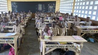 Ein Blick in die Partnerschule in Togo, wo Tische von der Verbindung nach Ketsch zeugen.
