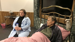 Pflegt den von Michael Hecht gespielten Autor Paul Sheldon in "Misery" in ihrem Haus gesund: Irinia Maier als Annie Wilkes. Hier bei einem Probenbesuch im Schwetzinger Theater am Puls.