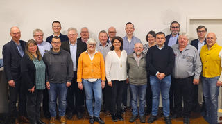 Die Kandidaten der CDU für die Gemeinderatswahl sind nun bekannt. In der vorderen Reihe: Ulrike Krause (v. l.), Jörg Engfer, Gabriele Jokisch, Annette Dietl-Faude, Luigi D´Auria, Andrea Danieli, Roland Munk und Frank Dietz. In der hinteren Reihe: Gerhard Regele (v. l.) , Dr. Werner Krause, Roger Ehringer, Benno Müller, Ralf Kumpf, Gerd Koppert, Hans Schreiner, Prof. Dr. Dr. Jens Wagenblast, Verena Dettinger-Müller, Martin Kästner und Tillmann Hettinger. Es fehlen Stefan Faude, Patrizia Scholz, Peter Reinhard und Jochen Thome.