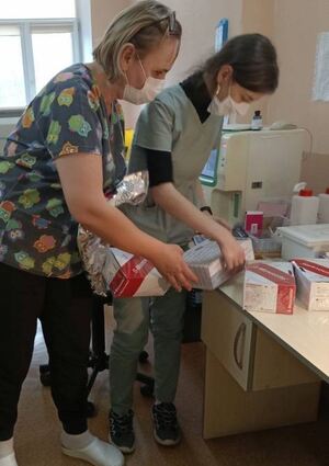 Angekommen: Das medizinische Per-sonal in der Ukraine packt die Spenden aus Hockenheim aus.