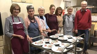 Ingeborg Ullrich (v. l.), Gerda Schellenberger, Dorle Konrad, Shippe Berisha, Charlotte Johansen, Martina Naber und Claus mit den vorbereiteten Matjestellern.