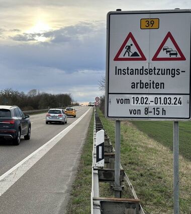 Warnung vor Staugefahr bei Speyer: Schilder weisen auf Unterhaltungsarbeiten an der B 39 hin, die zu einer halbseitigen Sperrung hinter der Salierbrücke führen.