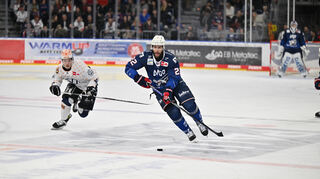Matthias Plachta von den Adlern Mannheim beim Heimspiel gegen die Grizzlys Wolfsburg.
