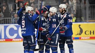 Kollektiver Jubel: Die Adler Mannheim drehten gegen Wolfsburg einen 0:2-Rückstand in einen 6:4-Sieg.