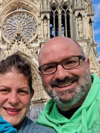 Die Reisen führen die Familie mit Mutter Julia unter anderem auch nach Reims.